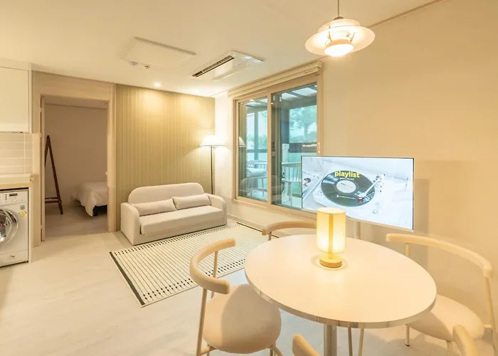 Middle In Myeongdong 首爾